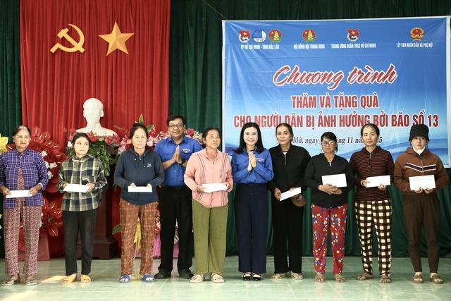 T.Ư Đoàn trao quà cho 200 hộ dân vùng ngập lụt Phú Mỡ - Ảnh 1.