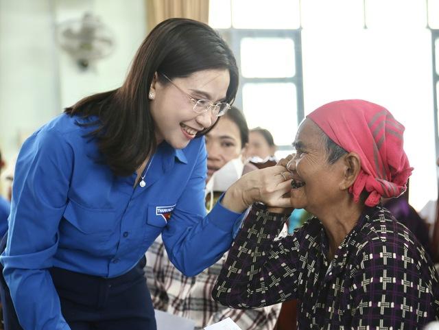 T.Ư Đoàn trao quà cho 200 hộ dân vùng ngập lụt Phú Mỡ - Ảnh 2.