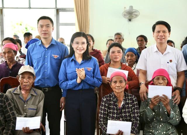 T.Ư Đoàn trao quà cho 200 hộ dân vùng ngập lụt Phú Mỡ - Ảnh 3.
