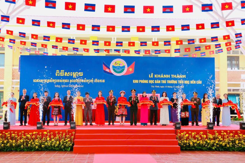 Giao lưu hữu nghị quốc phòng biên giới Việt Nam - Campuchia - Ảnh 8.