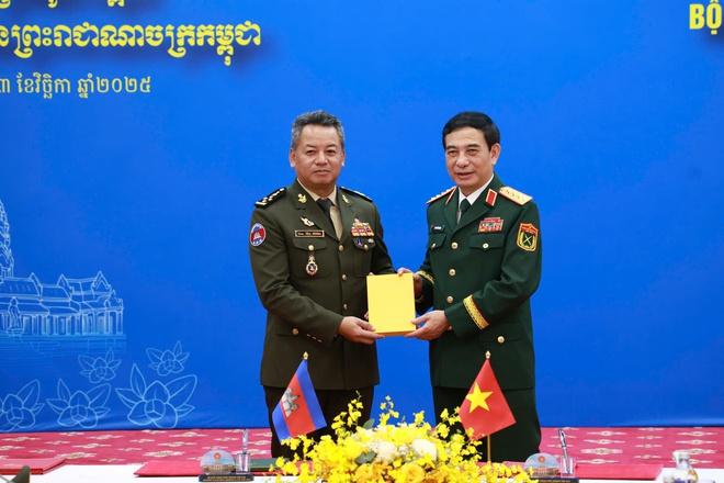 Giao lưu hữu nghị quốc phòng biên giới Việt Nam - Campuchia - Ảnh 15.