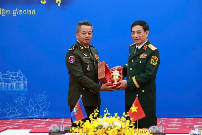 Giao lưu hữu nghị quốc phòng biên giới Việt Nam - Campuchia - Ảnh 17.