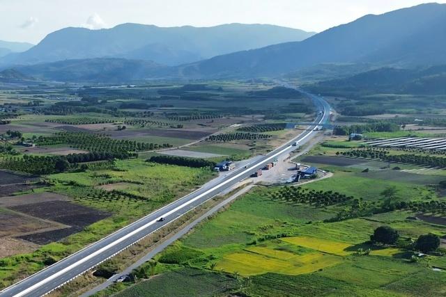 Khánh Hòa: Yêu cầu hoàn thành trạm dừng nghỉ cao tốc vào đầu năm 2026 - Ảnh 1.
