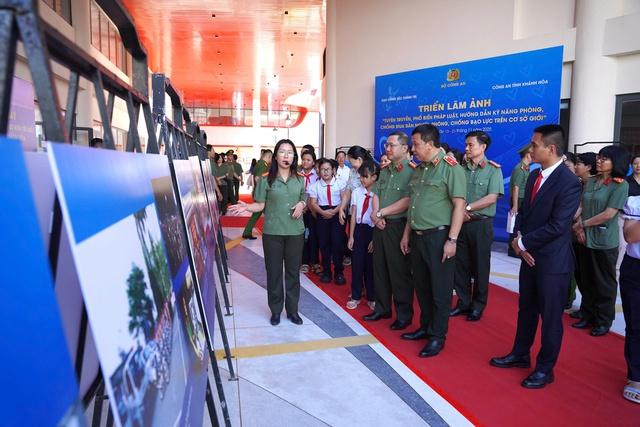 Triển lãm ảnh về phòng chống mua bán người tại Khánh Hòa- Ảnh 1.