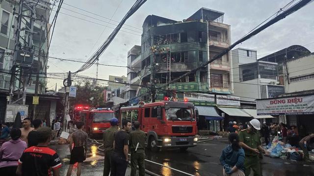 Cháy nhà trọ 4 tầng gần chợ Đầm ở trung tâm Nha Trang - Ảnh 2.