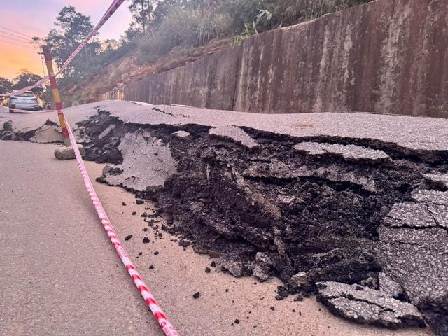 Quảng Ngãi: Tiếp tục sạt lở trên QL24 đoạn qua xã Măng Đen- Ảnh 2.