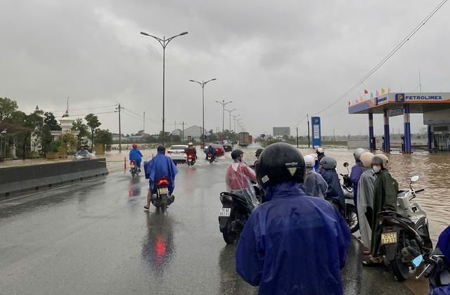Nước lũ sông Bồ dâng cao tại Huế , học sinh nghỉ học khẩn cấp - Ảnh 1.