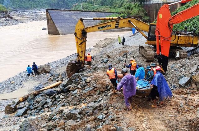 Đà Nẵng: Giải cứu 2 người dân mắc kẹt giữa dòng nước lũ suốt cả đêm- Ảnh 1.