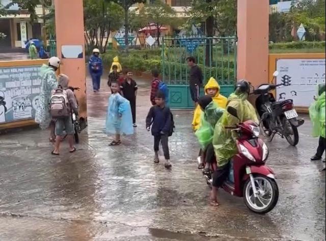 Vụ nghi ngăn học sinh cấp cứu:Phó hiệu trưởng đến trường, phụ huynh lại đón con về- Ảnh 1.