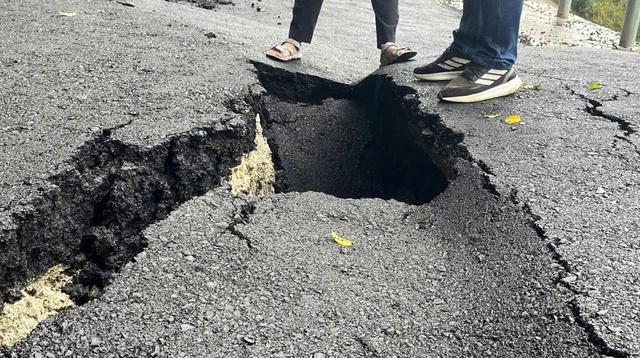 Quảng Ngãi: QL24 xuất hiện nhiều điểm sạt lở, giao thông ách tắc - Ảnh 3.