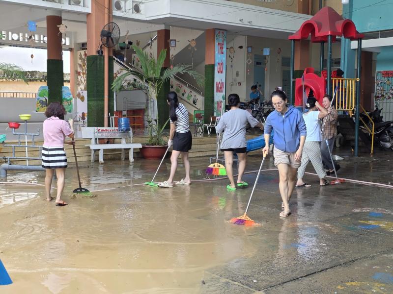 Khánh Hòa: Giáo viên ra quân dọn bùn lũ, nhiều trường tiếp tục cho học sinh nghỉ - Ảnh 2.