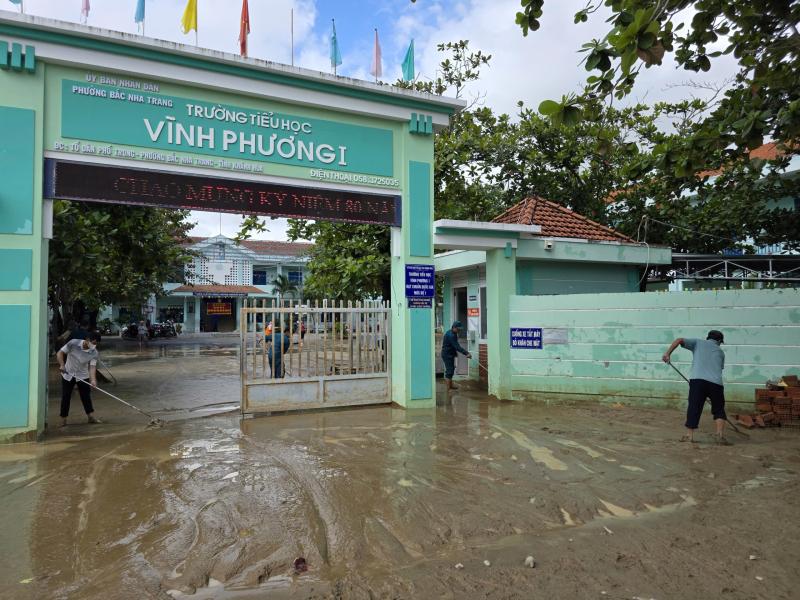 Khánh Hòa: Giáo viên ra quân dọn bùn lũ, nhiều trường tiếp tục cho học sinh nghỉ - Ảnh 6.