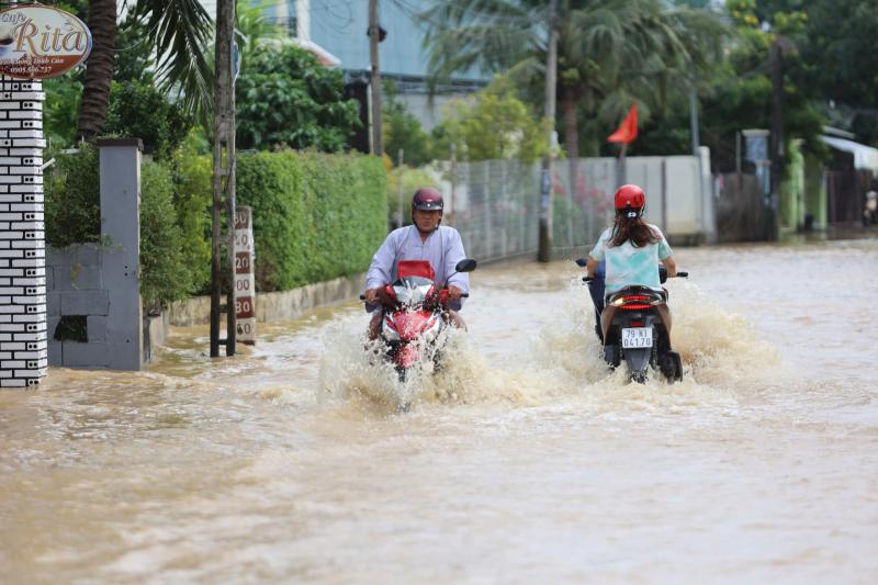 Nha Trang nhiều nơi còn ngập 0,5 m, cảnh báo nước lên lại trong đêm- Ảnh 6.