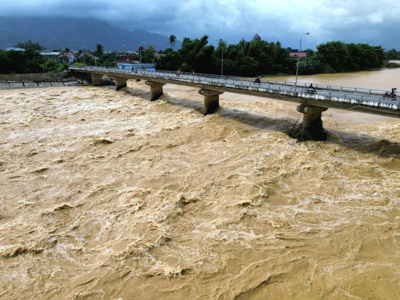 Nha Trang nhiều nơi còn ngập 0,5 m, cảnh báo nước lên lại trong đêm- Ảnh 8.