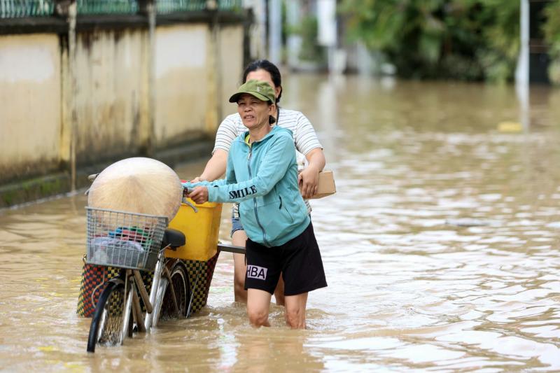 Nha Trang nhiều nơi còn ngập 0,5 m, cảnh báo nước lên lại trong đêm- Ảnh 5.