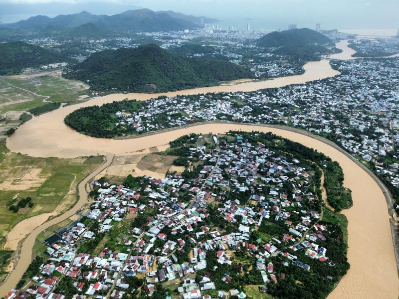 Nha Trang nhiều nơi còn ngập 0,5 m, cảnh báo nước lên lại trong đêm- Ảnh 4.