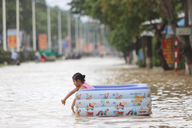 Nha Trang nhiều nơi còn ngập 0,5 m, cảnh báo nước lên lại trong đêm- Ảnh 7.