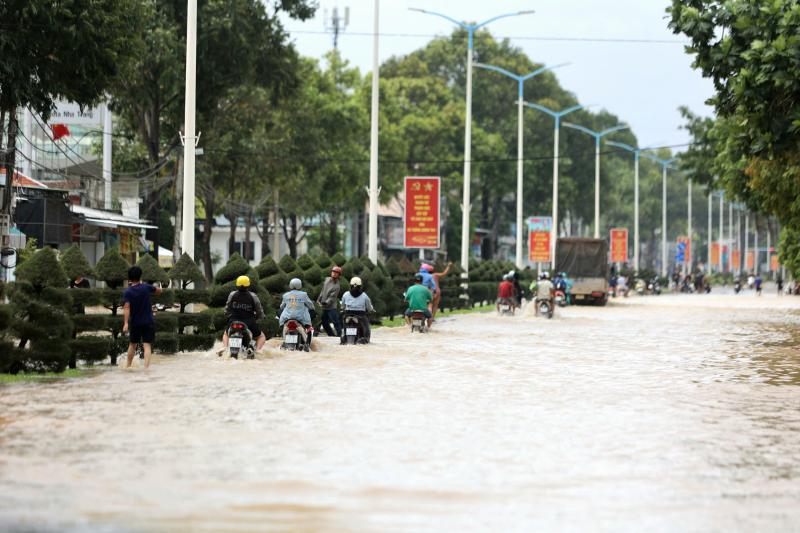 Nha Trang nhiều nơi còn ngập 0,5 m, cảnh báo nước lên lại trong đêm- Ảnh 2.