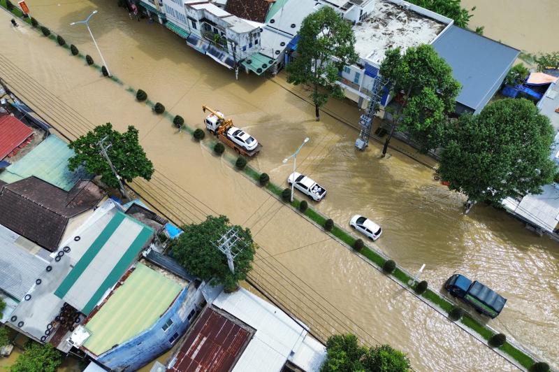 Nha Trang nhiều nơi còn ngập 0,5 m, cảnh báo nước lên lại trong đêm- Ảnh 1.