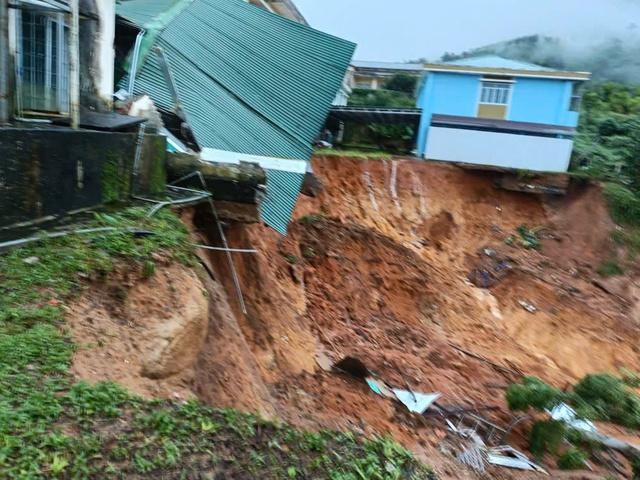 Quảng Ngãi: Sạt lở uy hiếp trường học, di dời khẩn cấp giáo viên và học sinh- Ảnh 3.