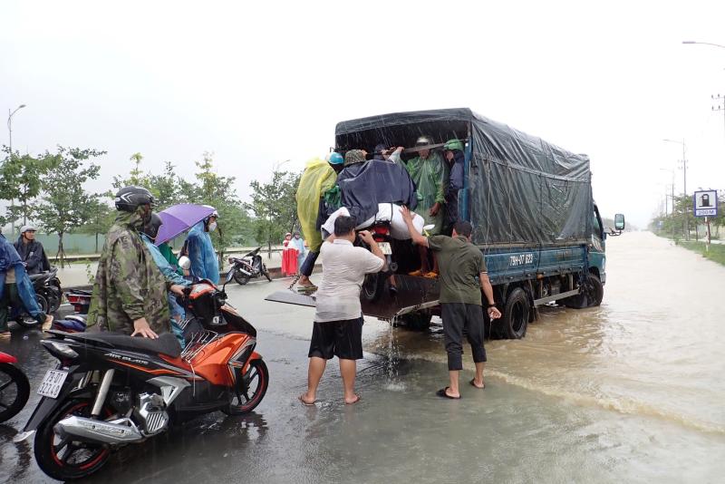 Người dân Nha Trang chật vật vì nước ngập, đường chia cắt - Ảnh 3.