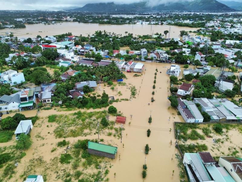 Người dân Nha Trang chật vật vì nước ngập, đường chia cắt - Ảnh 10.