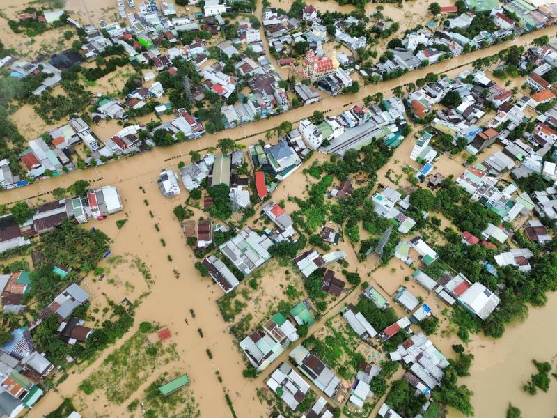 Người dân Nha Trang chật vật vì nước ngập, đường chia cắt - Ảnh 1.