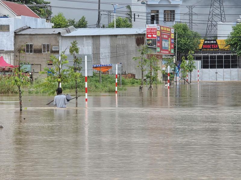 Người dân Nha Trang chật vật vì nước ngập, đường chia cắt - Ảnh 5.