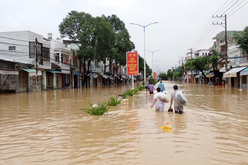 Người dân Nha Trang chật vật vì nước ngập, đường chia cắt - Ảnh 7.