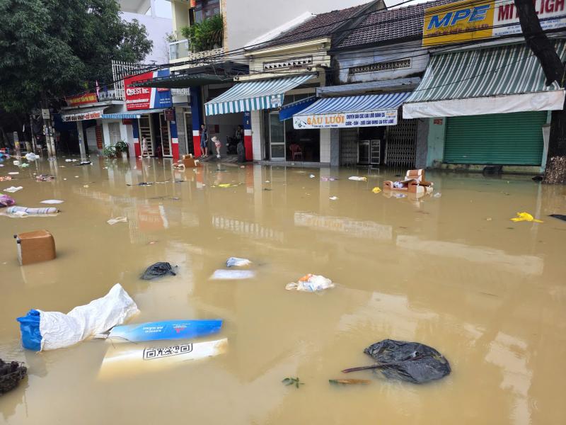 Nha Trang mênh mông biển nước vì lũ chồng lũ - Ảnh 8.