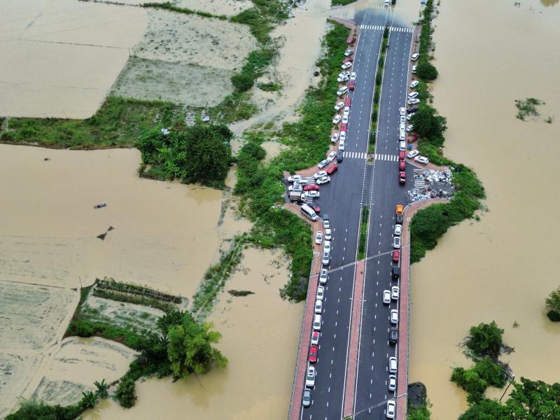 Người dân Nha Trang chật vật vì nước ngập, đường chia cắt - Ảnh 9.
