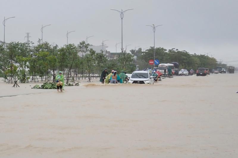 Nha Trang mênh mông biển nước vì lũ chồng lũ - Ảnh 3.