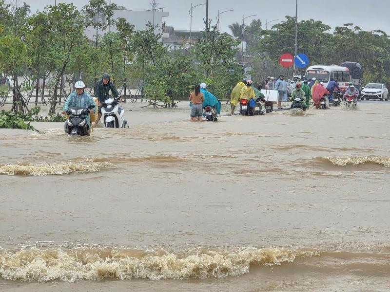 Người dân Nha Trang chật vật vì nước ngập, đường chia cắt - Ảnh 2.