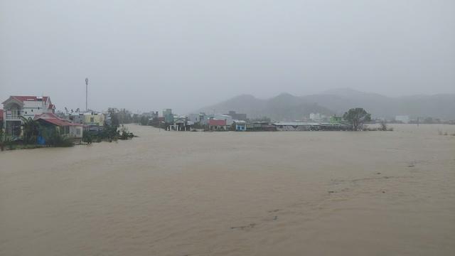 Vỡ đê trong đêm, hàng nghìn hộ dân ở Gia Lai bị ngập sâu - Ảnh 1.
