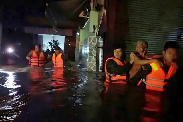 Khánh Hòa huy động nhiều lực lượng ứng cứu người dân trong đêm- Ảnh 3.