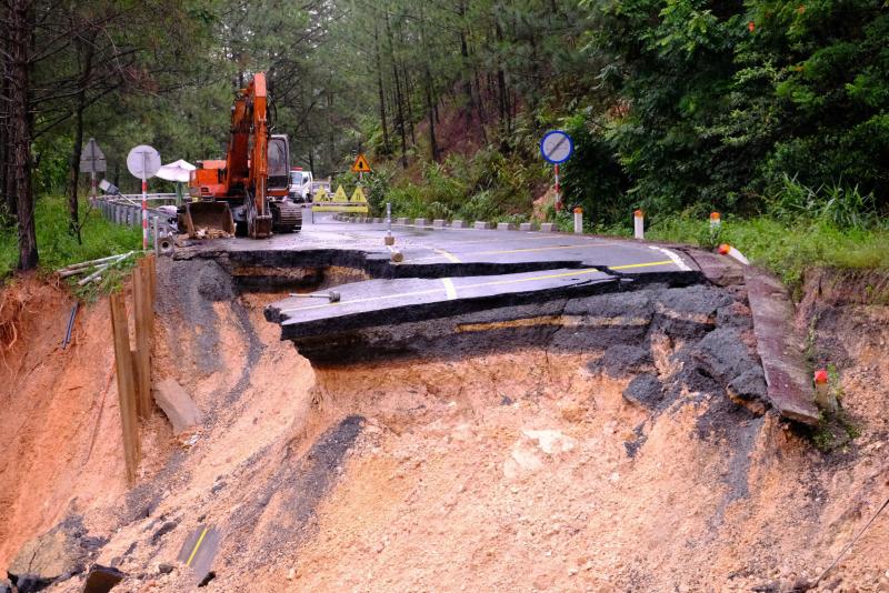 Viện Hàn lâm Khoa học -Công nghệ VN đến Lâm Đồng khảo sát nứt, sạt trượt đất - Ảnh 4.