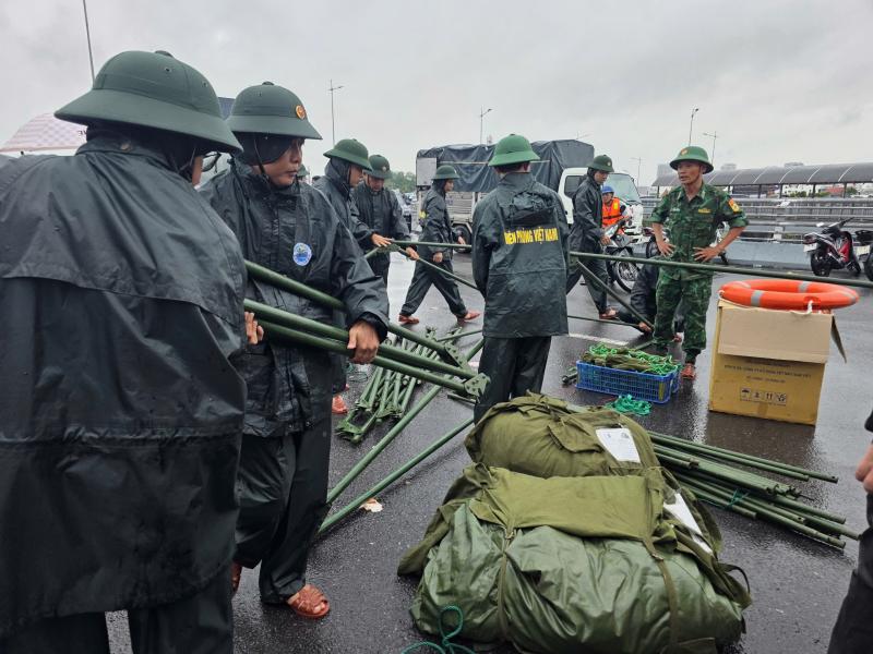 Ngập lụt ở Khánh Hòa: Quân đội, công an suốt đêm ngày cứu người già, trẻ em- Ảnh 8.