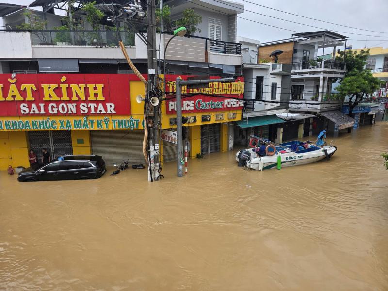 Ngập lụt ở Khánh Hòa: Quân đội, công an suốt đêm ngày cứu người già, trẻ em- Ảnh 10.