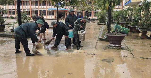 Chết lặng vì nhà cửa tan hoang sau ngập lụt kinh hoàng ở phố biển Quy Nhơn- Ảnh 13.
