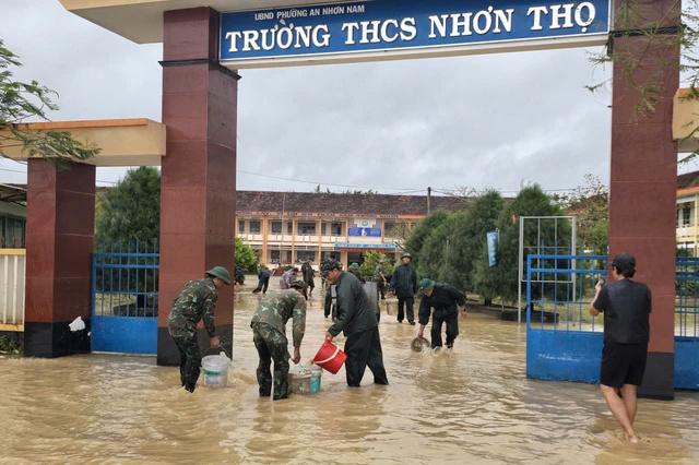 Chết lặng vì nhà cửa tan hoang sau ngập lụt kinh hoàng ở phố biển Quy Nhơn- Ảnh 14.