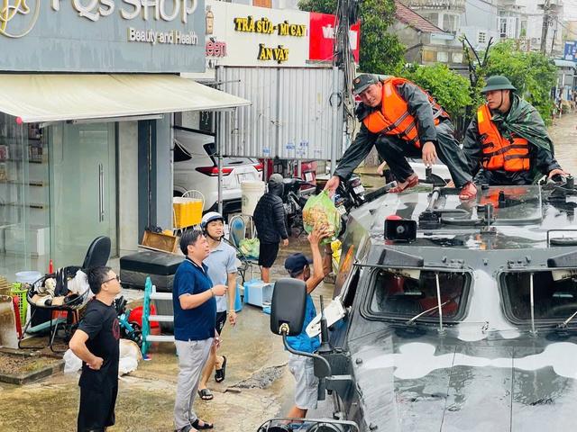 Bộ Quốc phòng điều xe thiết giáp tiếp tế dân vùng ngập lụt Đắk Lắk- Ảnh 7.