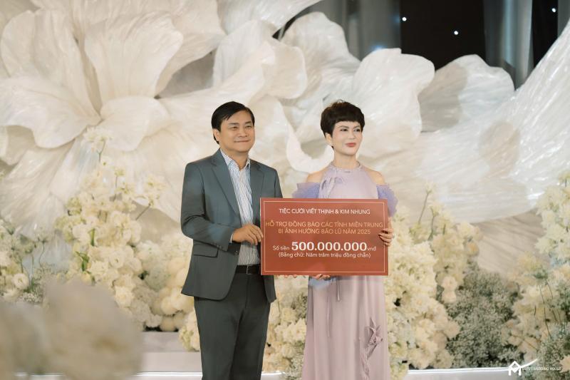 Báo Thanh Niên kịp thời trao những phần quà thiết thực đến người dân vùng lũ - Ảnh 1.