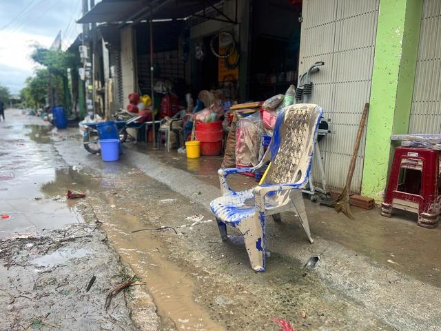 Người dân Tây Hòa (Phú Yên cũ) khóc nghẹn sau lũ dữ: 'Chúng tôi mất hết rồi'- Ảnh 7.