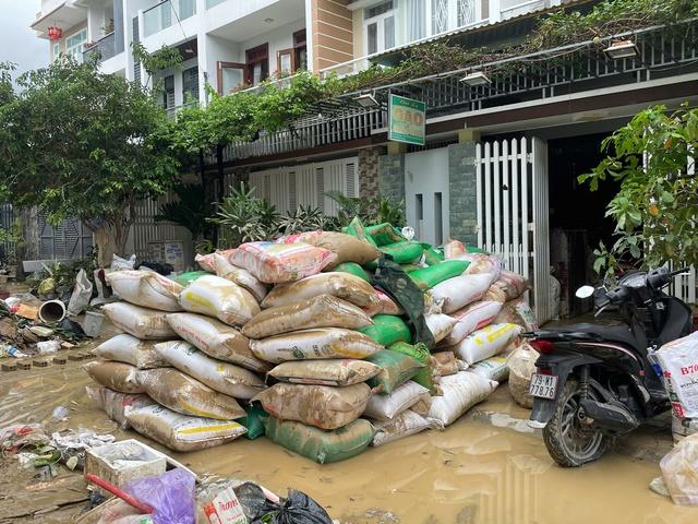 Khánh Hòa: Nhiều nơi ở Tây Nha Trang tan hoang sau ngập lụt chưa từng có- Ảnh 13.