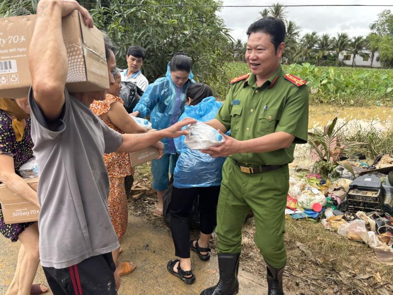 Báo Thanh Niên kịp thời trao những phần quà thiết thực đến người dân vùng lũ - Ảnh 4.