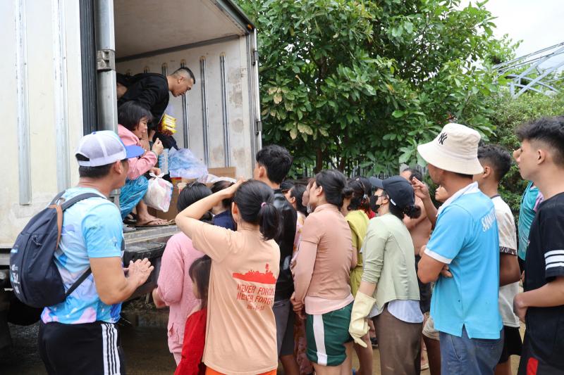 Báo Thanh Niên kịp thời trao những phần quà thiết thực đến người dân vùng lũ - Ảnh 14.