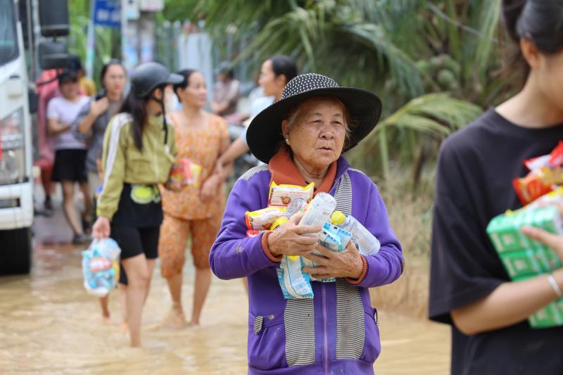 Báo Thanh Niên kịp thời trao những phần quà thiết thực đến người dân vùng lũ - Ảnh 7.