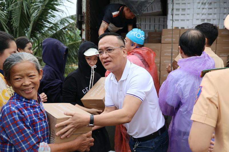 Báo Thanh Niên kịp thời trao những phần quà thiết thực đến người dân vùng lũ - Ảnh 5.
