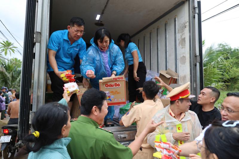 Báo Thanh Niên kịp thời trao những phần quà thiết thực đến người dân vùng lũ - Ảnh 3.