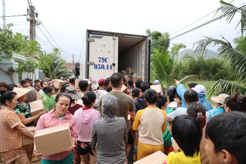 Báo Thanh Niên kịp thời trao những phần quà thiết thực đến người dân vùng lũ - Ảnh 2.